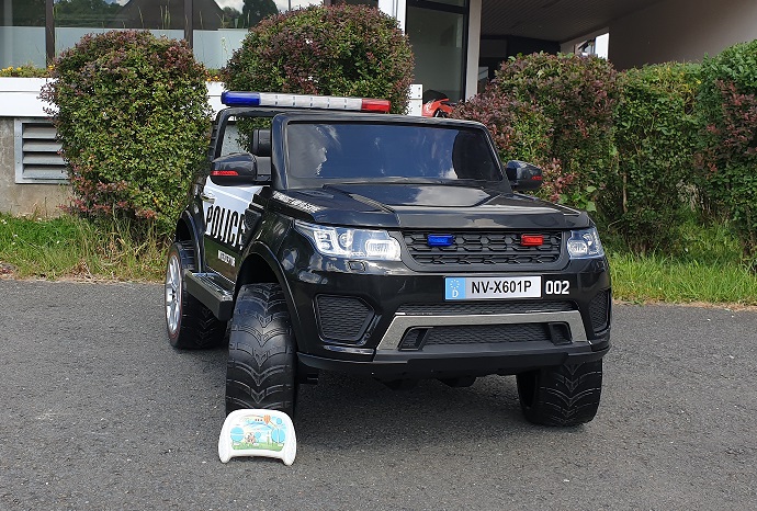 Elektrisches 12V Kinderfahrzeug Polizei 4x4 Allrad Kinder Elektro Auto 2-Sitzer Polizeiauto in schwarz