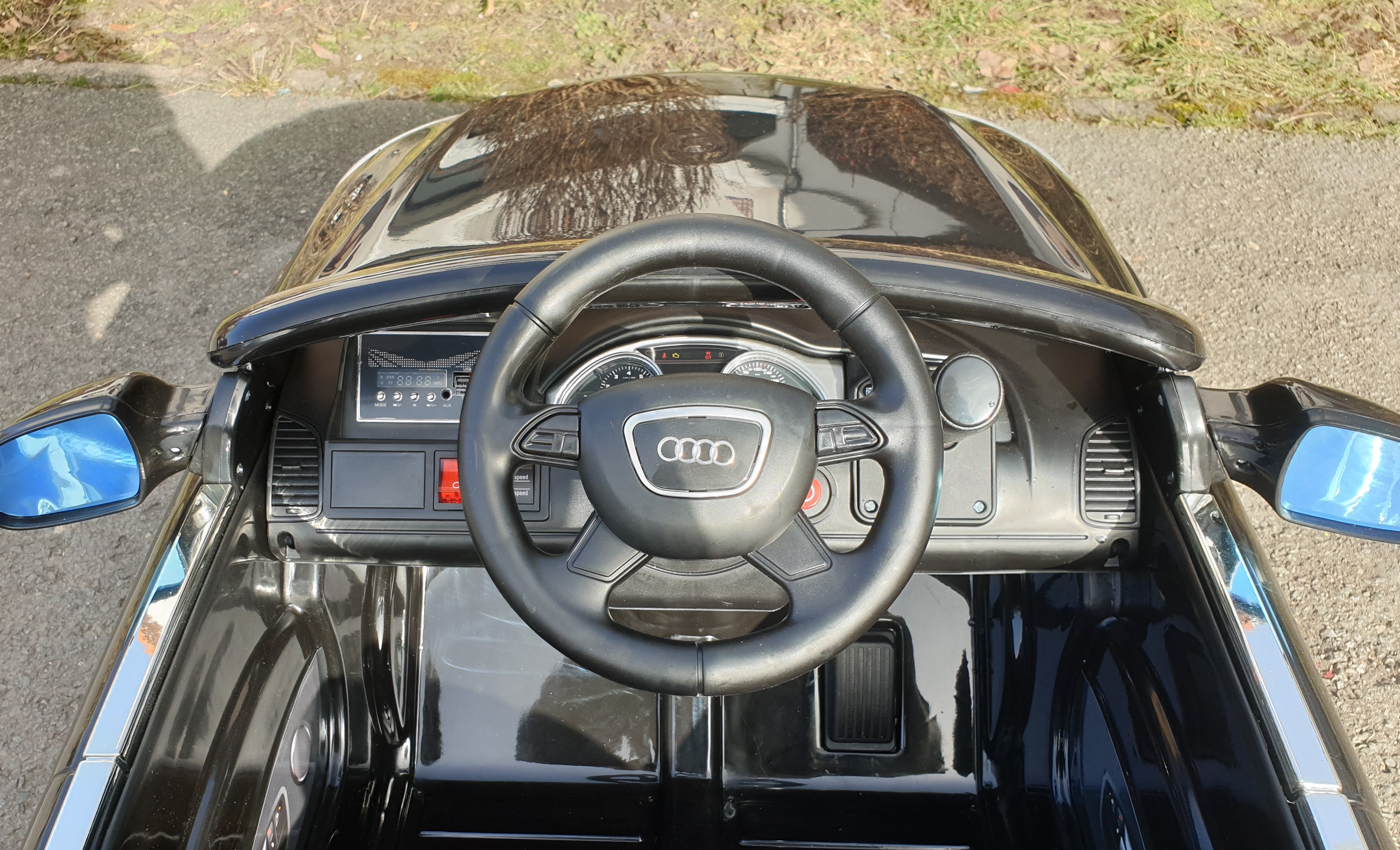 Elektrisches Kinderfahrzeug Audi Q7 in schwarz 12V mit 45W Motoren  